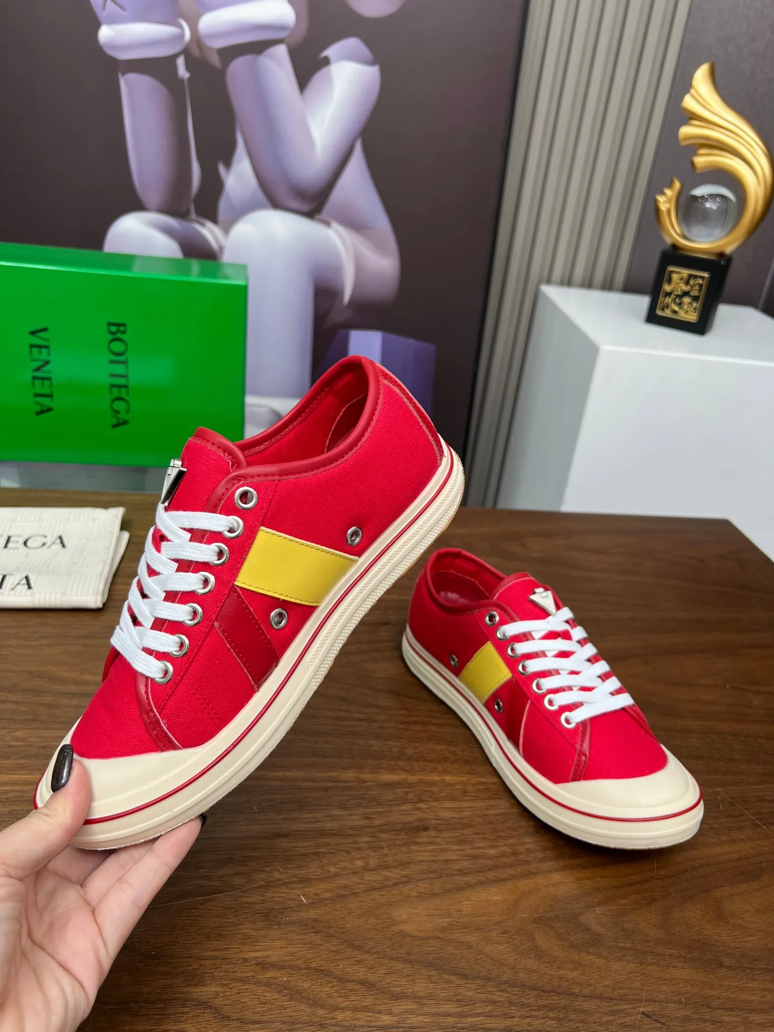 Men's men's shoes 💰500💰 Bottega Veneta BV's latest Eliot series retro basketball shoes casual sports canvas shoes will become gods once it is launched‼ ️ Inspired by retro basketball sneakers, the color combination highlights youthful vitality and perfectly interprets the theme of youth and childlike innocence. The details are also very particular. The summer canvas brings excellent durability and comfort. Designs such as calfskin trim, rubber toe caps and hand-painted retro red lines are full of retro feel. The round toe and convex sole add a modern feel and are suitable for various styles. Easily create a fashionable atmosphere. The upper foot is the focus...can be worn as a couple's shoes...The red lines on each shoe edge are hand-painted, which adds more taste and attitude! ✦Fabric: Original customized high-density canvas + cowhide ✦Inner: original customized breathable canvas ✦Insole: movable latex cowhide insole ✦Sole: original molded non-slip and wear-resistant TPU material ✦Sole thickness: 3cm, low-profile, single shoe ✦Number of sizes: female size 35--40, female 40 is customized and non-returnable❕ ✦Number: male size 39--45, male 45 is customized and non-returnable❗️